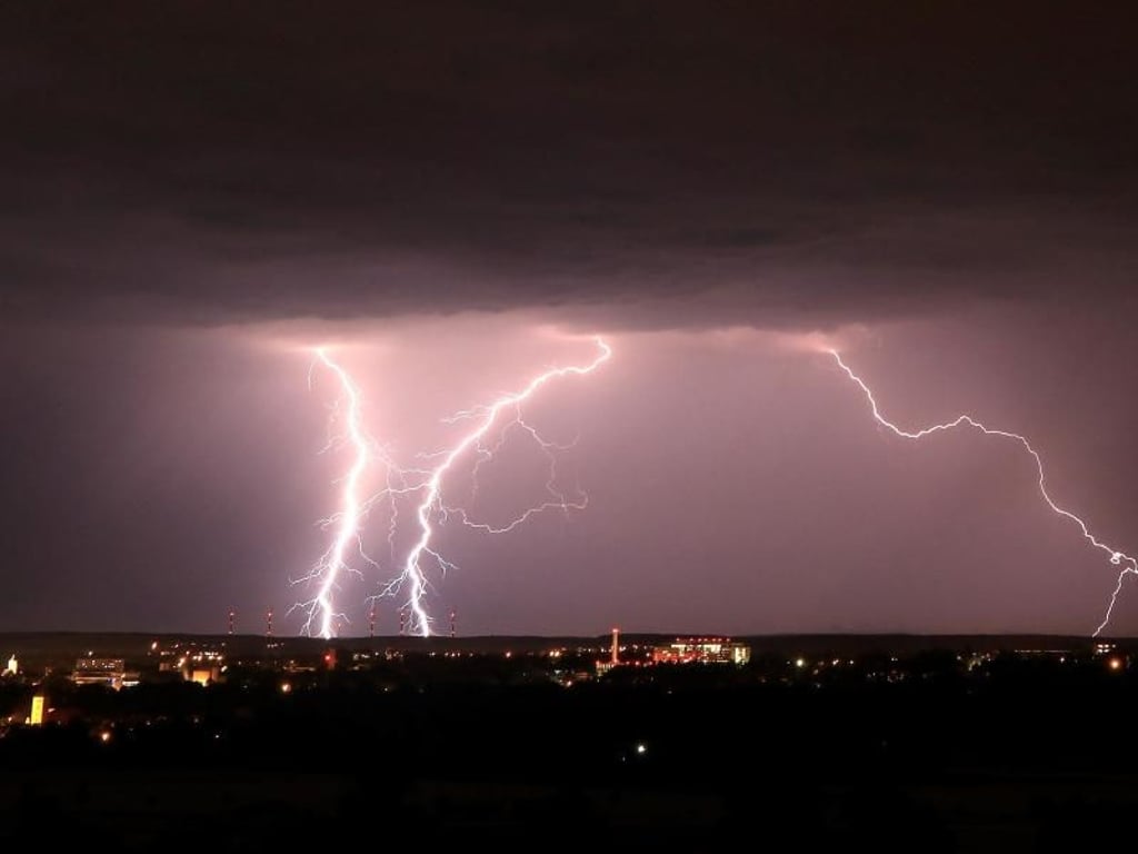 Blitze während eines Gewitters über Gochsheim (Bayern). Foto: Merzbach
