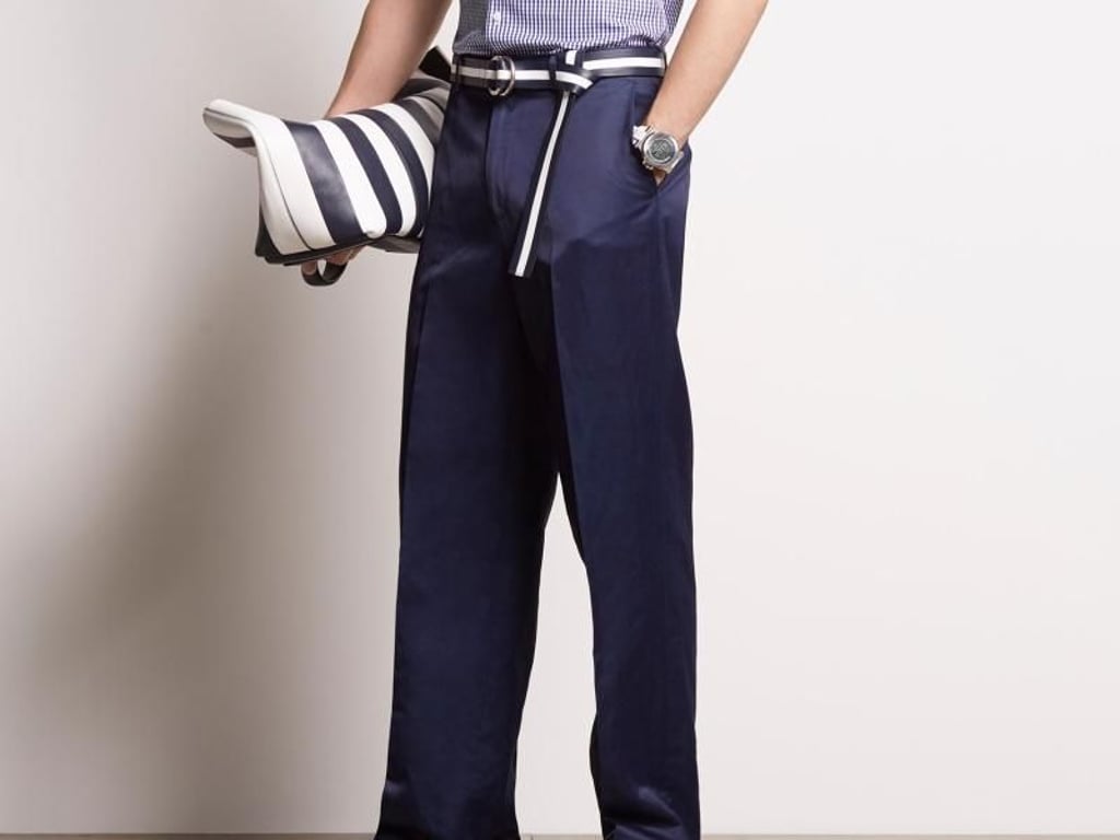 Mehr Weite und ein lässiger Look - das sind zwei Trends der Sommermode für Männer, wie auch Michael Kors in seiner aktuellen Kollektion zeigt (Hose 195 Euro, Tasche 995 Euro, Schuhe 295 Euro). Foto: Michael Kors