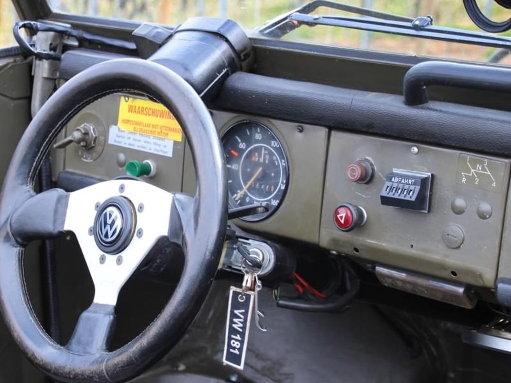 Spartanischer Kommandostand: Nur das zum Fahren nötigste ist im Cockpit des Kübels zu finden. Foto: Thomas Geiger