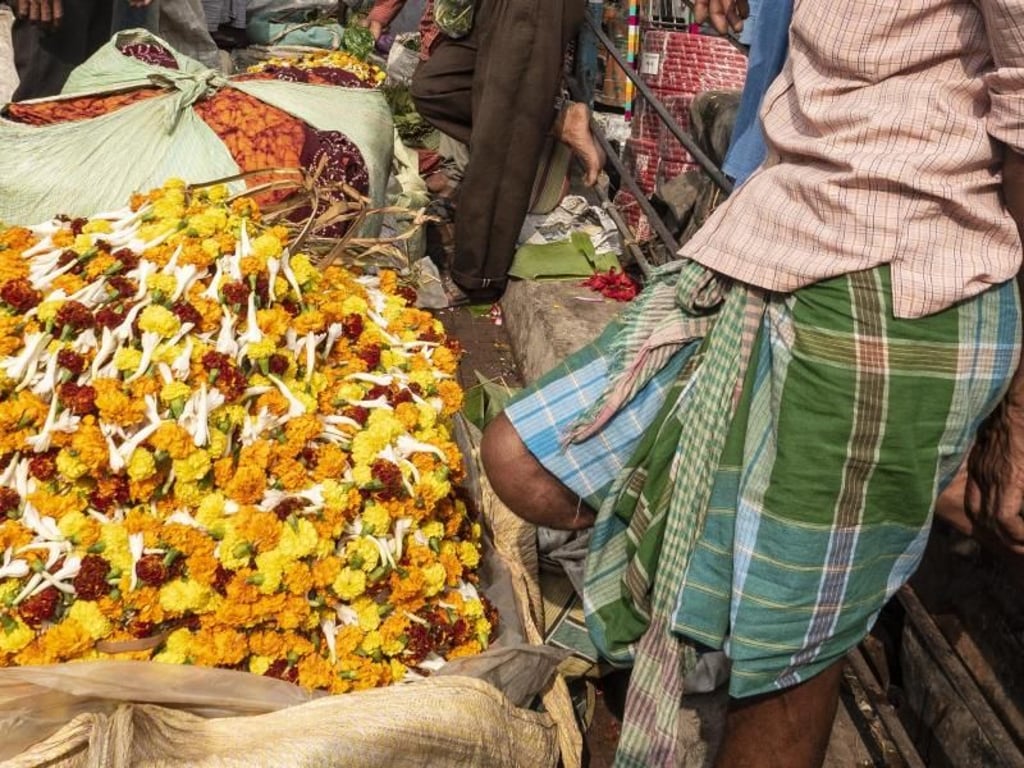 Auf dem Blumenmarkt von Kalkutta herrscht im wahrsten Sinne des Wortes buntes Treiben. Foto: Andreas Drouve