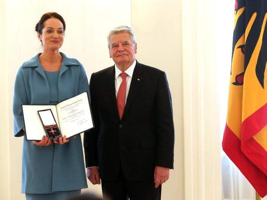 Joachim Gauck verleiht der Schauspielerin Natalia Wörner das Bundesverdienstkreuz für ihr Engagement nach der Flutkatastrophe in Thailand. Foto: Wolfgang Kumm