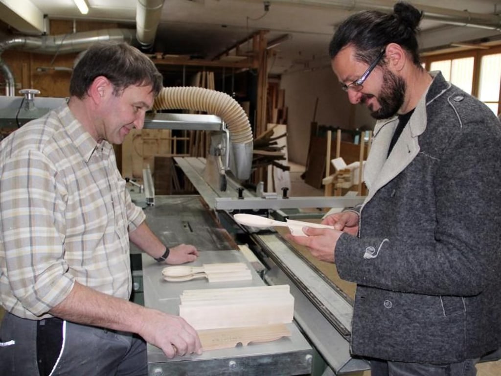 Materialsichtung: Benedikt Kloiber (l) und Jan Langer (r) in der Schreinerwerkstatt. Foto: Verena Wolff