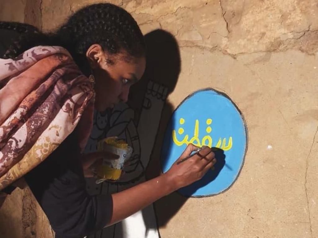 Die sudanesische Künstlerin Alaa Satir bei der Arbeit. Foto: Makki Rashid/Alaa Satir
