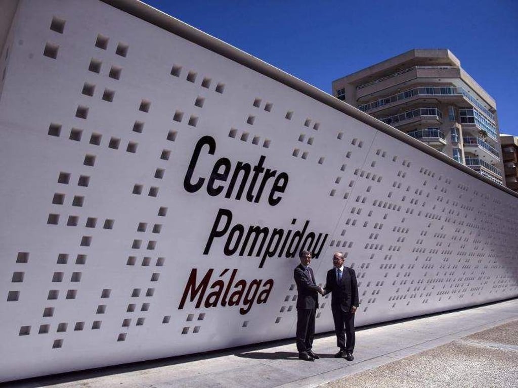 Der Präsident des Centre Pompidou in Paris, Serge Lasvignes (l), und der Bürgermeister von Málaga, Francisco de la Torre, 2016 an der Dependance des Centre Pompidou in der spanische Hafenstadt. Foto: Jorge Zapata