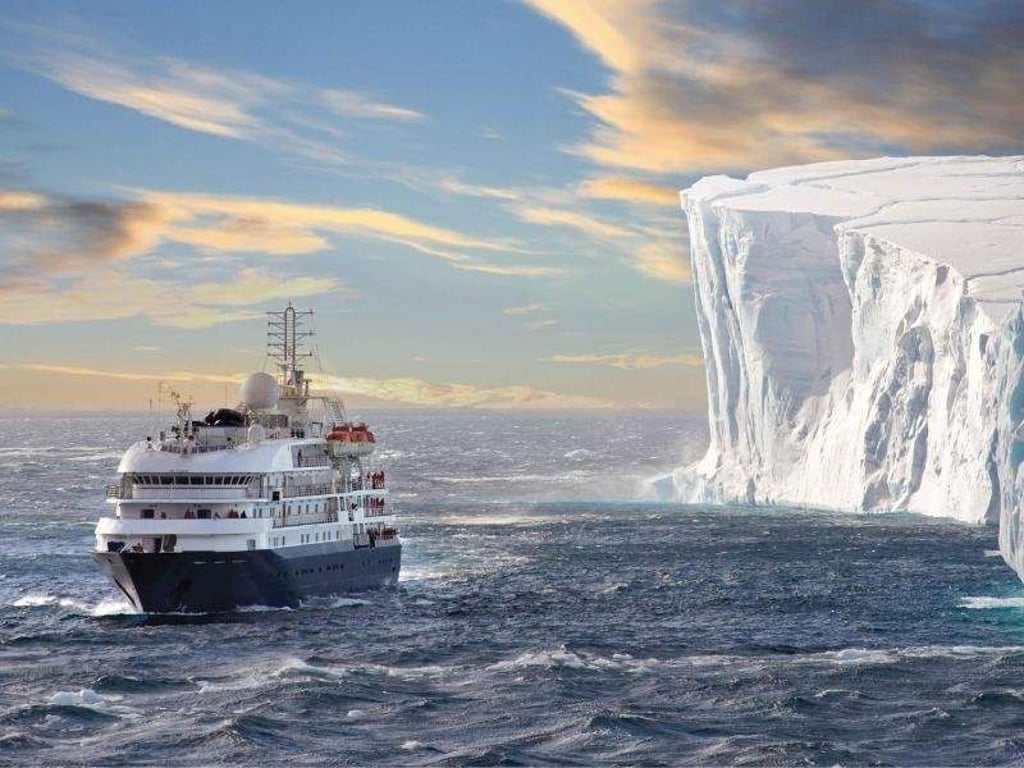 Dem Eis der Antarktis einmal ganz nahe kommen: Auf der «Sea Spirit» ist das möglich. Foto: Poseidon Expeditions/Jason Row