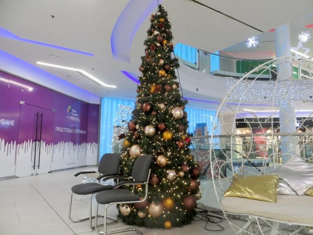 Auch in Bulgarien werden die Weihnachtsbäume prachtvoll geschmückt. Dieser steht in einem Einkaufszentrum - die Sitzgelegenheit davor soll zu einem Foto einladen. Foto: Elena Lalowa