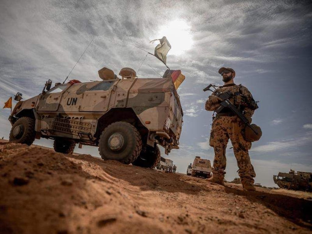 Ein Soldat der Bundeswehr unweit des Stützpunktes in Gao im Norden Malis. Foto: Michael Kappeler