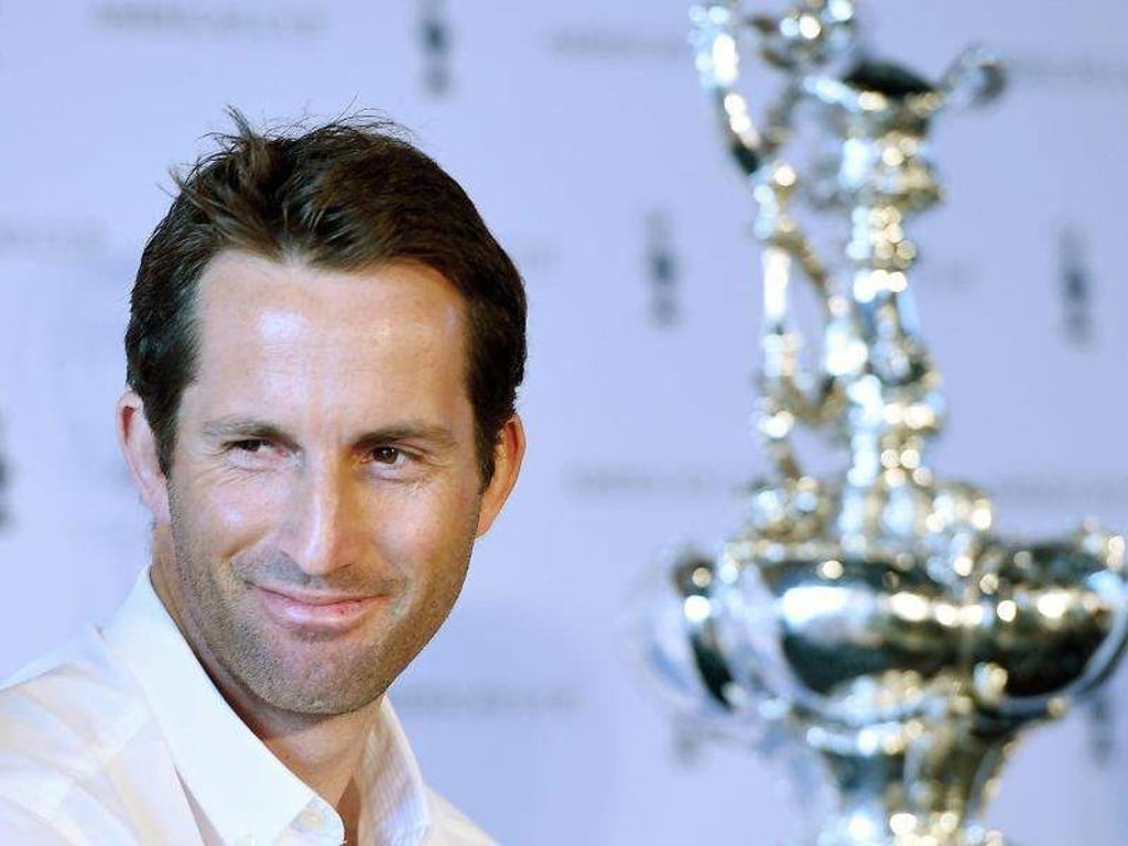 Die britische Segellegende Sir Charles Benedict «Ben» Ainslie posiert mit dem «Auld Mug» genannten Trophäe für den Sieger des America's Cup. Foto (Archiv): Andy Rain Foto: Andy Rain