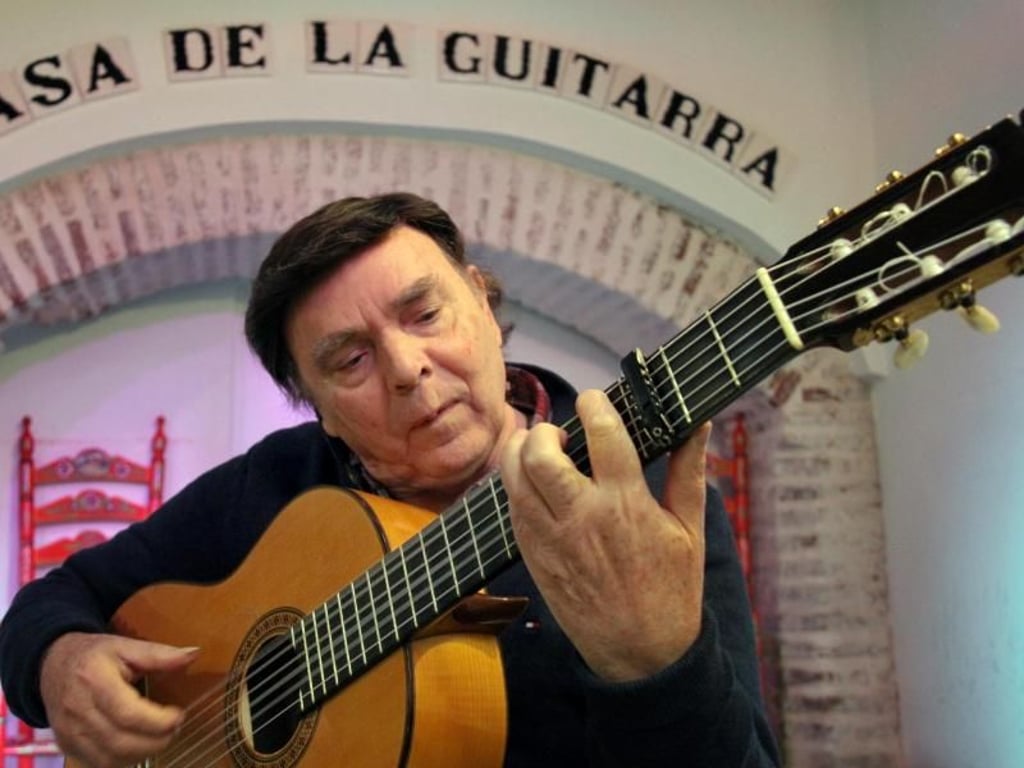 José Luis Postigo zeigt in der «Casa de la Guitarra» die weltweit größte Sammlung von Flamenco-Gitarren - und lässt manchmal selbst schöne Töne erklingen. Foto: Manuel Meyer
