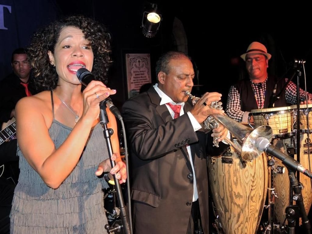 Leidenschaftlich: die südafrikanische Jazz-Sängerin Denay Willie mit der Band Sui Generis im Jazz-Club «The Crypt» in Kapstadt. Foto: Thomas Burmeister