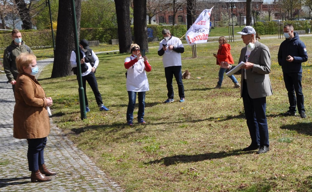 Die Teilnehmer der Pilgertour aus Havelberg, kamen in der vergangenen Woche am Ende der letzten Etappe mit Staatsekretärin Beate Bröker (li.) ins Gespräch.