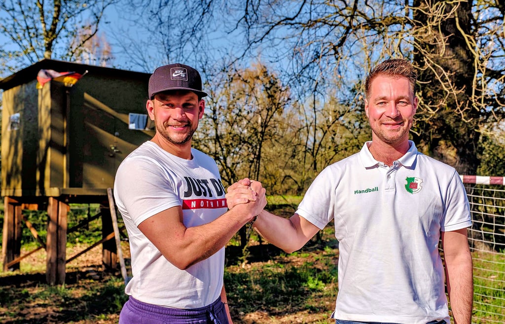 Sie sind sich einig: Handball-Bundesliga-Profi Tomas Pavlicek (ii.) und der SV-Manager Patrick Pusch.