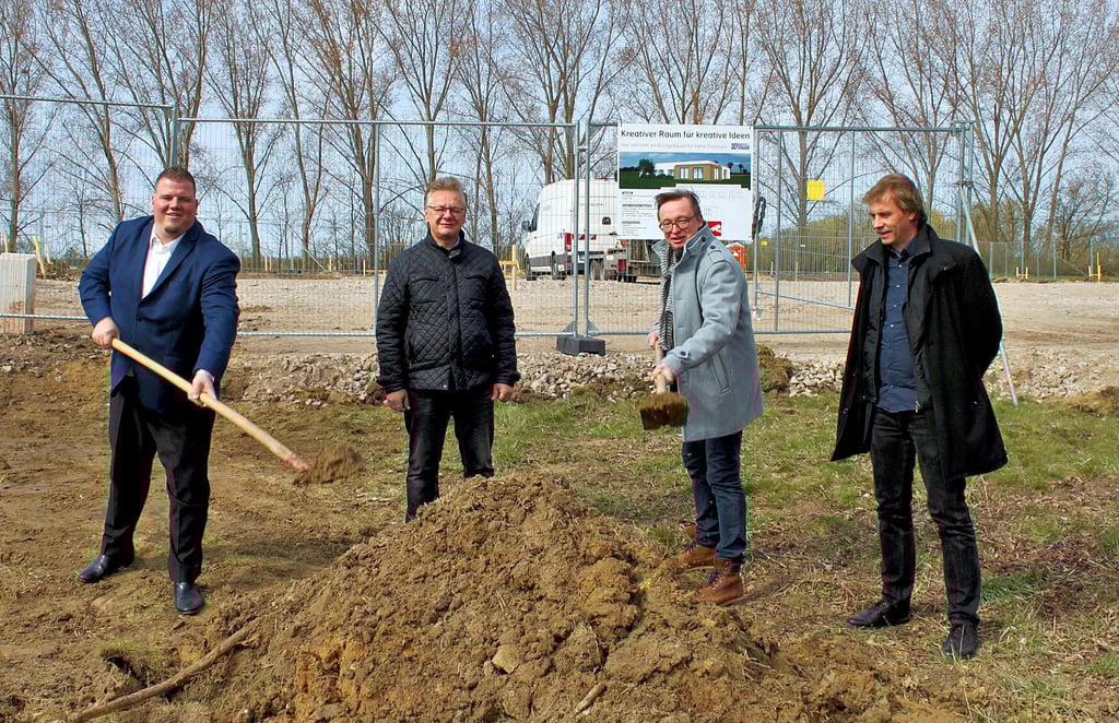 Barlebens Bürgermeister Frank Nase, TPO-Geschäftsführer Bernd Fricke sowie Jörn Plewka und Lutz Bartels eröffnen mit einem Spatenstich den Bau des neuen Unternehmensstandortes.