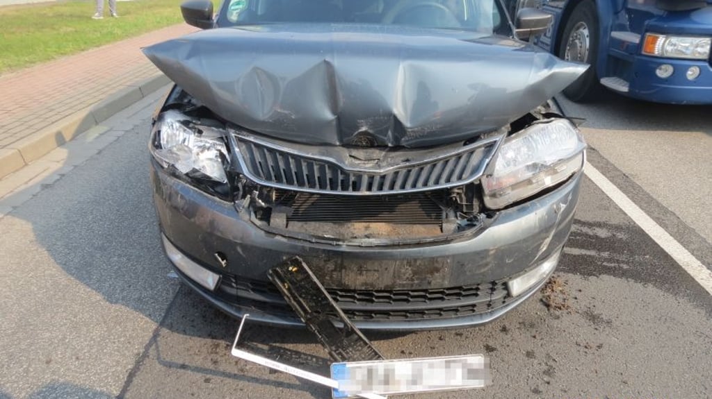 Der Skoda wurde stark beschädigt. Die Motorhaube verzog sich und hob ab.