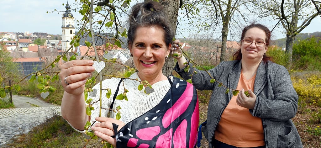 Losfee Elke Simon-Kuch (links) und Rätselfreundin Nadja Laue bei der Auslosung der Gewinner.