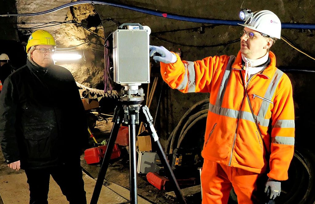 Vermessungs-Ingenieur Alexander Fleer (rechts) von der Firma DMT aus Essen, erläutert Blankenburgs Bürgermeister Heiko Breithaupt den eingesetzten 3D-Laserscanner zum Vermessen der noch nicht verfüllten Reste der einstigen Klosterwerke.