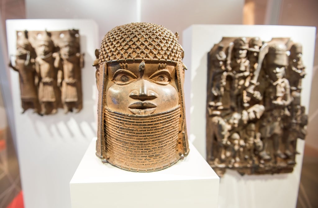 Drei Raubkunst-Bronzen aus dem Benin sind 2018 im Hamburger Museum für Kunst und Gewerbe in einer Vitrine ausgestellt.