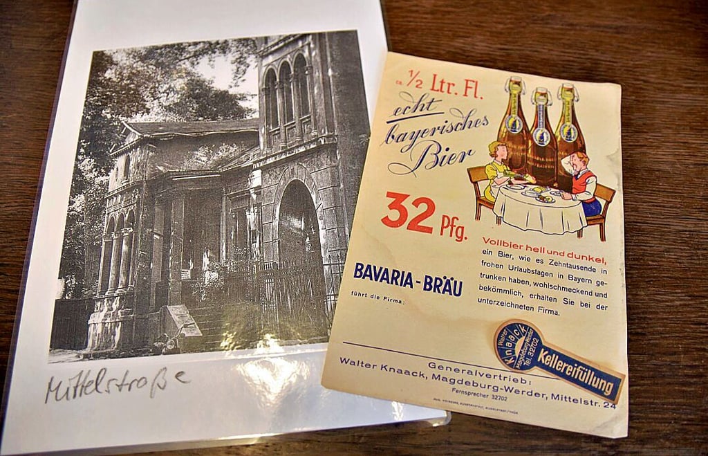 Alte Aufnahme der Villa neben Werbezettel für den hiesigen Biervertrieb.