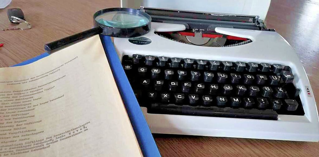 Schreibmaschine, Lupe und Mappe waren seine Arbeitsmittel.