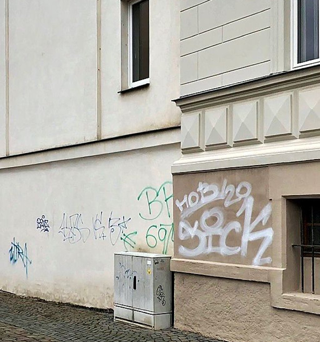 Viele dutzend Hauswände sind sinnlos bekrakelt.