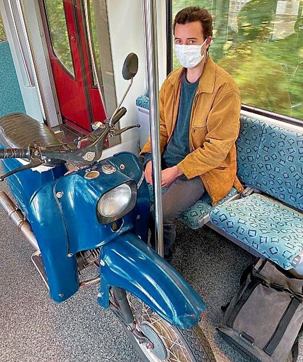 Mit Moped in der Bahn? Die Unzuverlässigkeit der Simson ist laut Paul Haacke ihr einziger Nachteil.