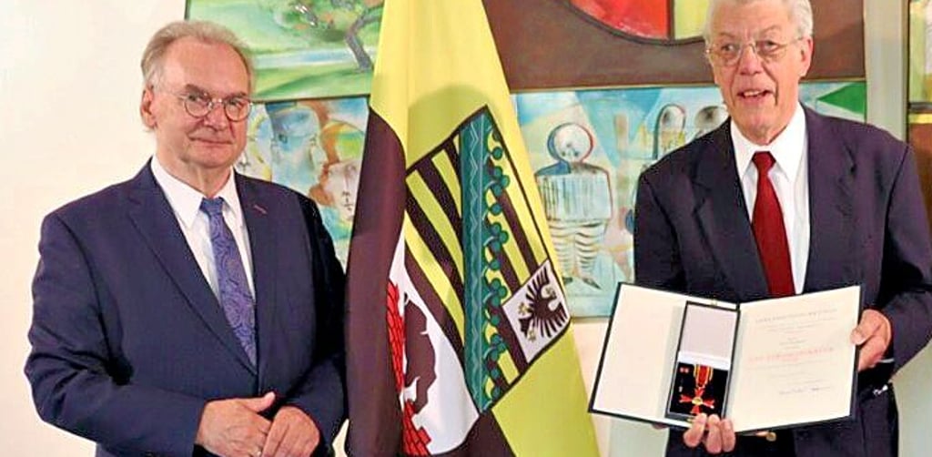 Ministerpräsident Reiner Haseloff ehrt Heinz Bierbaum.