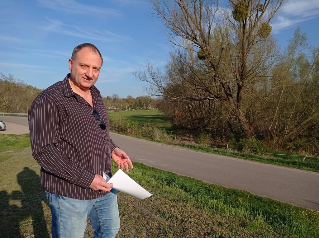 Dirk Zimmer in Heyrothsberge an der Stelle, wo die B 184n laut Biederitzer Vorzugsvariante auf die B 1 treffen würde.