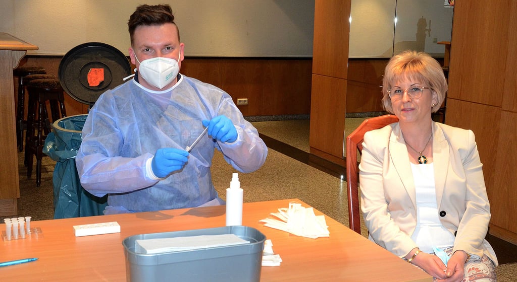 Stadträtin Silke Hövelmann (SPD) lässt sich vor der Stadtratssitzung von Notfallsanitäter Philipp Koch auf das Coronavirus testen.