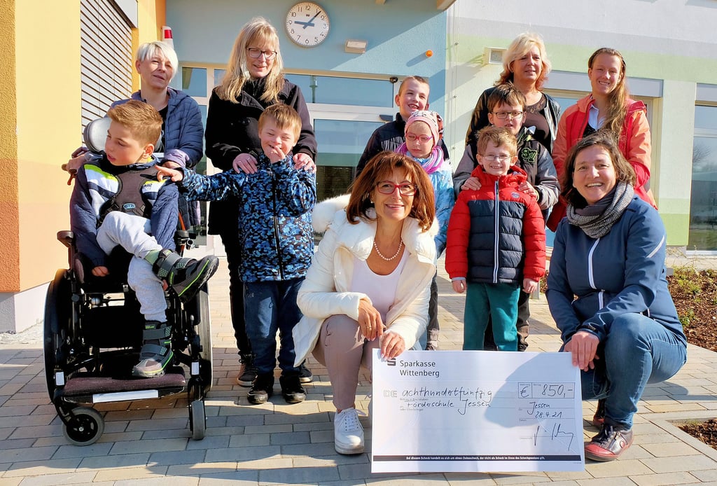 Die Chefin der Jessener Blumen- und Spitzweg-Apotheke, Marion Nelle (vorn links), überreicht der örtlichen Förderschule ?Lebensweg?, die im Gewerbegebiet ansässig ist, einen Scheck in Höhe von 850 Euro. Die Spendensumme stammt aus der Kalenderaktion.