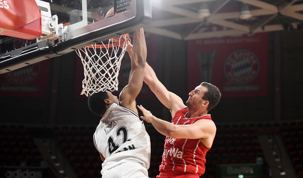 Paul Zipser (r) punktet für Bayern München gegen die Verteidigung von Mailands Kyle Hines.