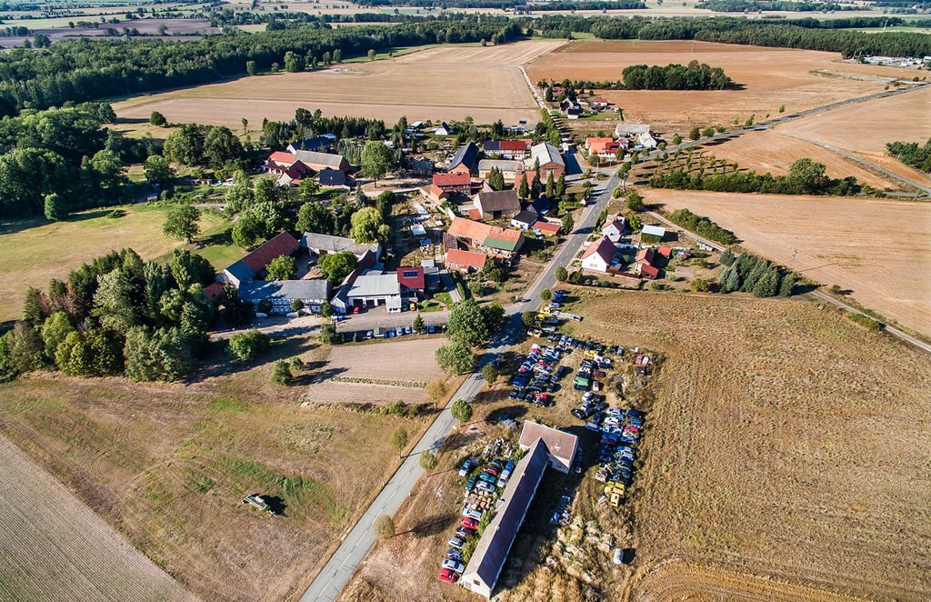 Das kleine Maxdorf unweit von der Hansestadt Salzwedel: Hier sollen Fotovoltaikanlagen gebaut werden. Sehr zum Frust von Anwohnern.