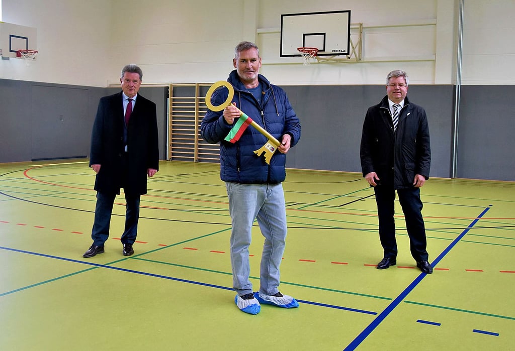 Mike Stähr, Direktor der Grundschule Westerhüsen, erhielt nun offiziell von Oberbürgermeister Lutz Trümper (l.) und dem projektverantwortlichen Bauunternehmer Frank Siebrecht den Schlüssel zur neuen Sporthalle.