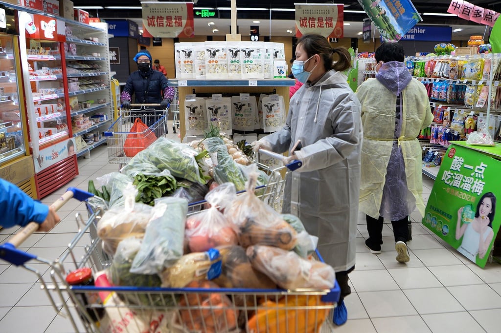 Kunden in einem Supermarkt beim Einkaufen.