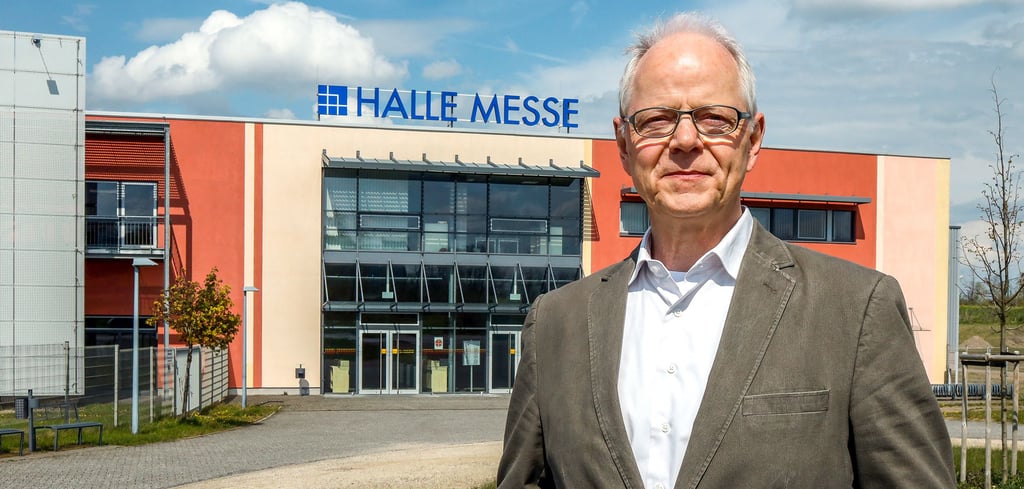 Jürgen Laubner vor der „Halle Messe“ in Bruckdorf. Hier war er 27 Jahre lang der Messe-Chef.