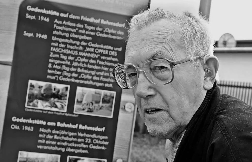 Lothar Czoßek ist am Monag im Alter von 92 Jahre verstorben. Aufopferunsvoll erforschte er die Geschichte des KZ-Außenlagers in Rehsmdorf. Dabei entstanden die Informationstafeln im Ort und eine Baracke wurde begehbar gemacht.