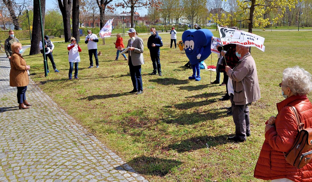 Gut 20 Pilger aus Havelberg und Sympathisanten aus dem Bereich Magdeburg und Genthin trafen sich zum Ende der Tour vor dem Sozialministerium mit Staatssekretärin Beate Bröcker (links).