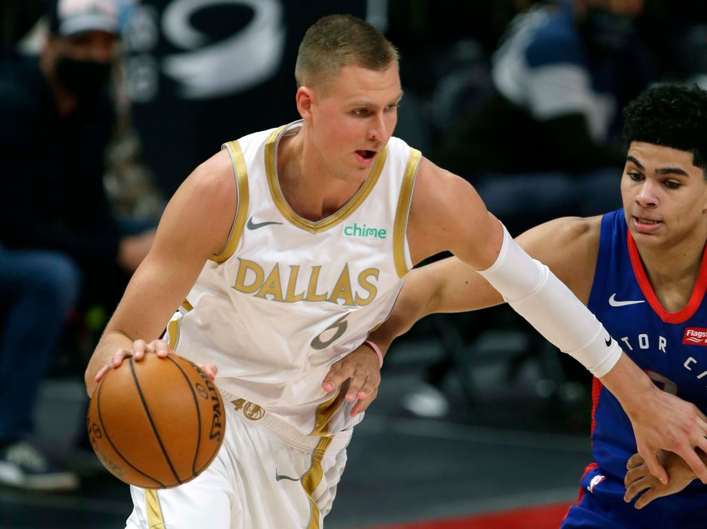 Kristaps Porzingis (l) von den Dallas Mavericks setzt sich gegen Killian Hayes von den Detroit Pistons durch.