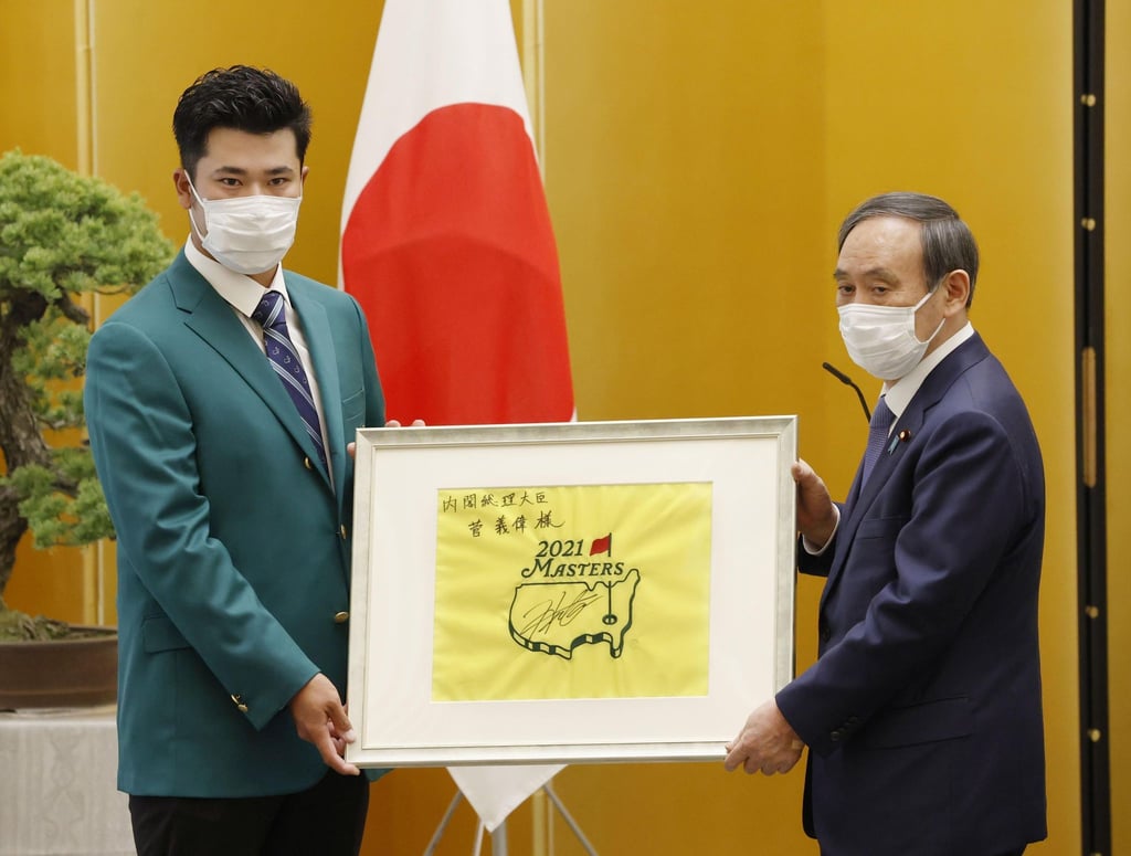 Hideki Matsuyama (l) wurde vom japanischen Premierminister Yoshihide Suga ausgezeichnet.