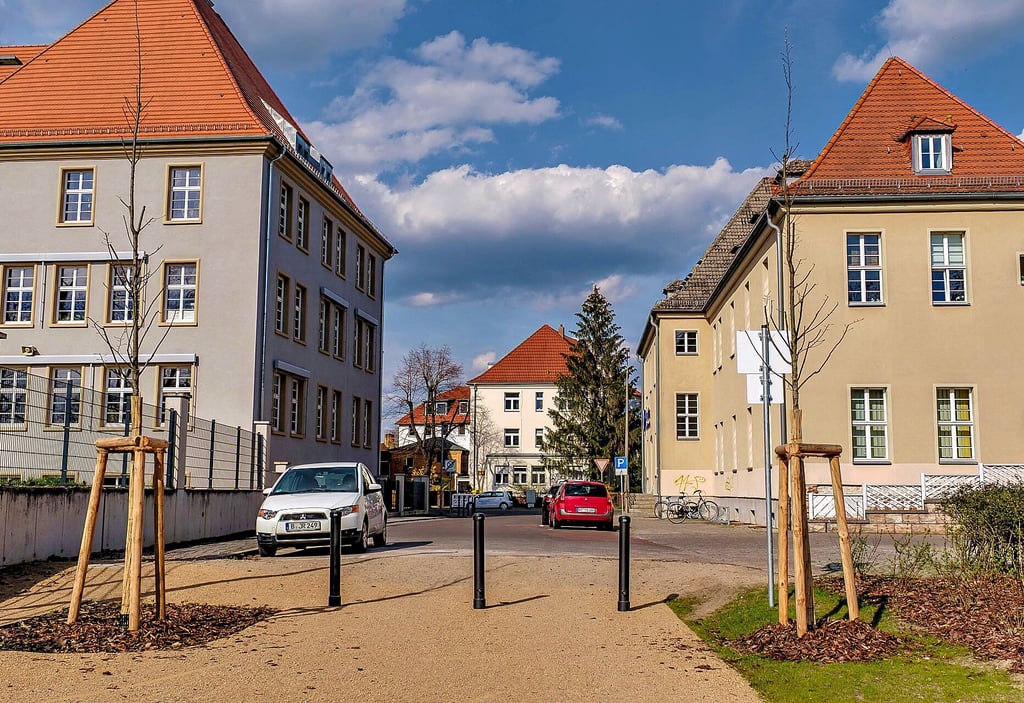 Links die Schule, rechts das Ärztehaus: Hinter den Pollern soll ?Am Schwanenteich? bald gebaut werden.