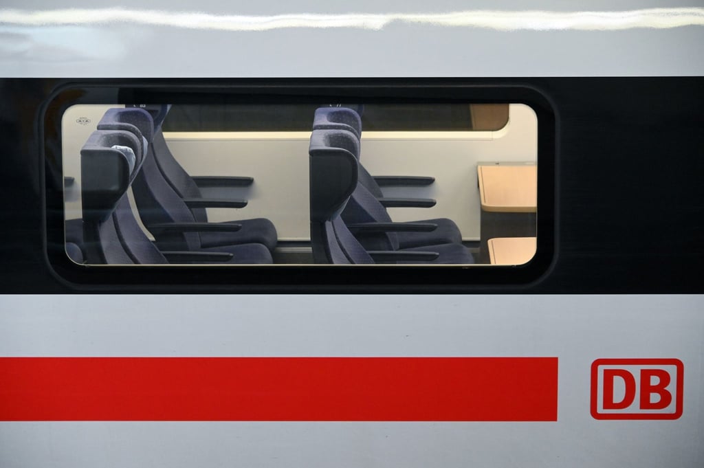 An den Osterfeiertagen blieben viele Plätze in den Zügen unbesetzt. Michael Peterson, Fernverkehrschef der Deutschen Bahn, rechnet aber damit, dass spätestens ab Pfingsten der Reiseverkehr wieder deutlich zunimmt.