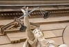 Vor dem Landgericht hält eine Statue der Justitia eine Waagschale.