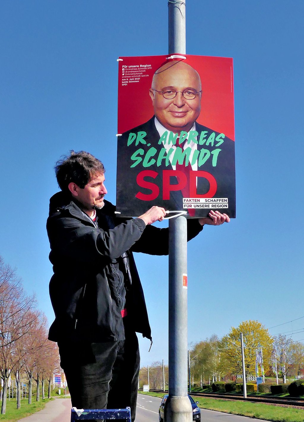 Plakate scheinen unverzichtbar ? da müssen die Parteifreunde helfen.