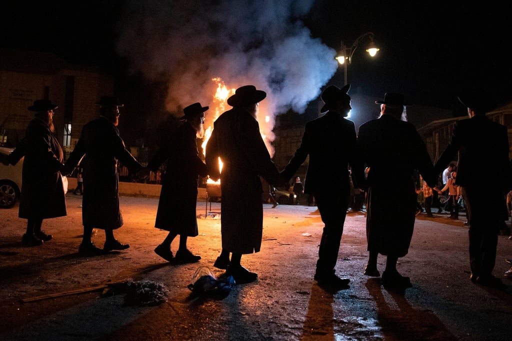 Jüdische Männer feiern auf einem Lag-Baomer-Fest in Jerusalem. Bei einem ähnlichen Fest in dem israelischen Ort Meron kam es zu einer Massenpanik mit Toten.