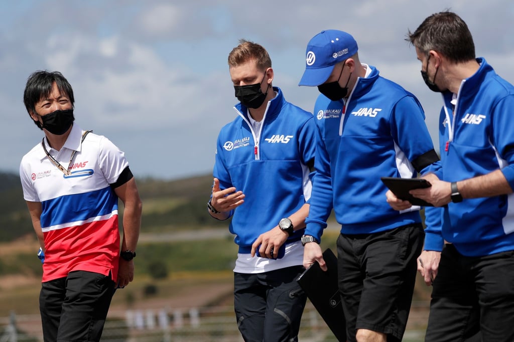 Mick Schumacher (l) inspiziert mit Kollegen vom Team Haas die Rennstrecke in Portugal.