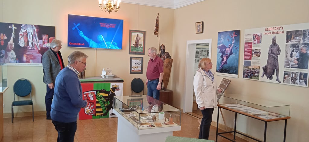 Eine Ausstellung im Stadtmuseum Ballenstedt zeigt die Darstellung von Albrecht dem Bären, die sich über die Jahrhunderte immer wieder verändert hat.
