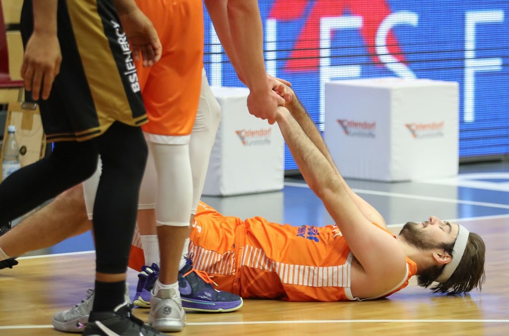 Der SC Rasta Vechta steigt ab. Spieler Jesse Hunt liegt auf dem Boden.