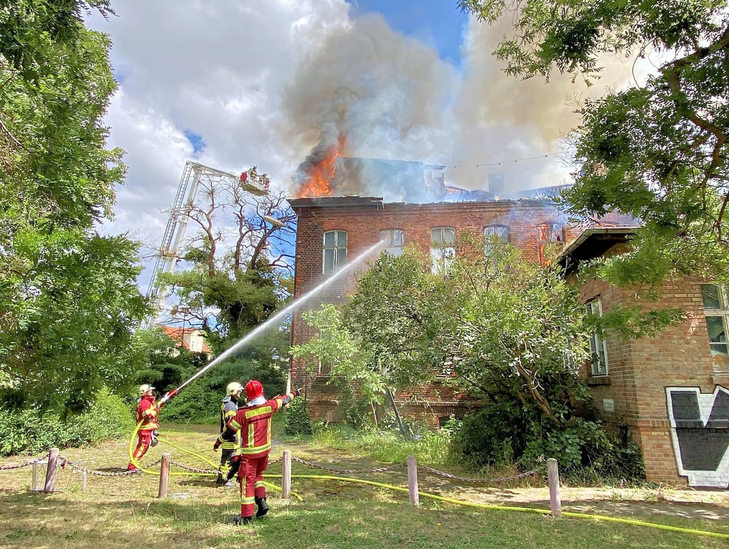 Die Feuerwehr Dessau im Einsatz. In den vergangenen Wochen war ein Teil der Berufsfeuerwehr in Quarantäne. Jetzt ist sie wieder komplett.