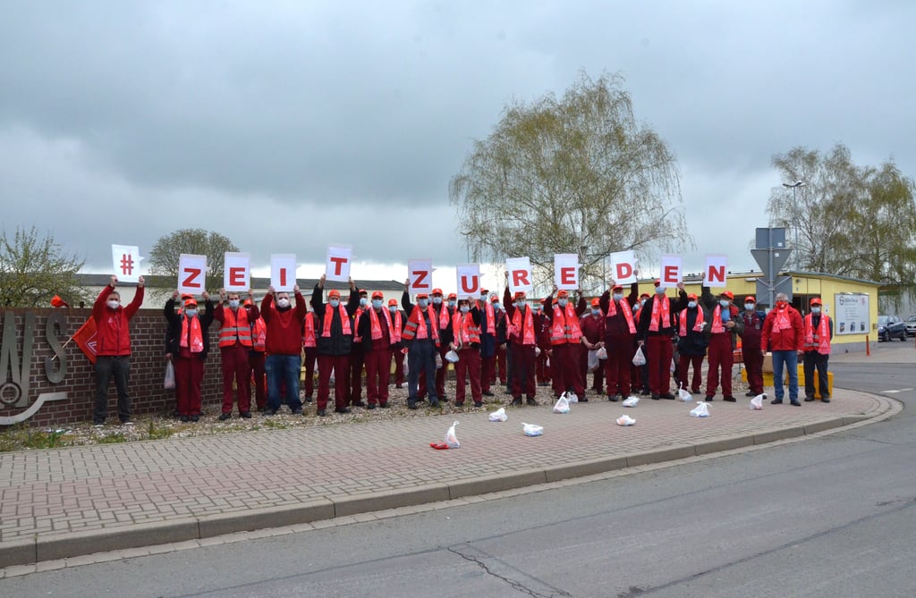 Nach fünf Jahren ist für die Achslagerwerk-Mitarbeiter immer noch keine Besserung in Sachen Gehalt in Sicht. Wenn es so weitergeht, denkt man ernsthaft über Streik nach.