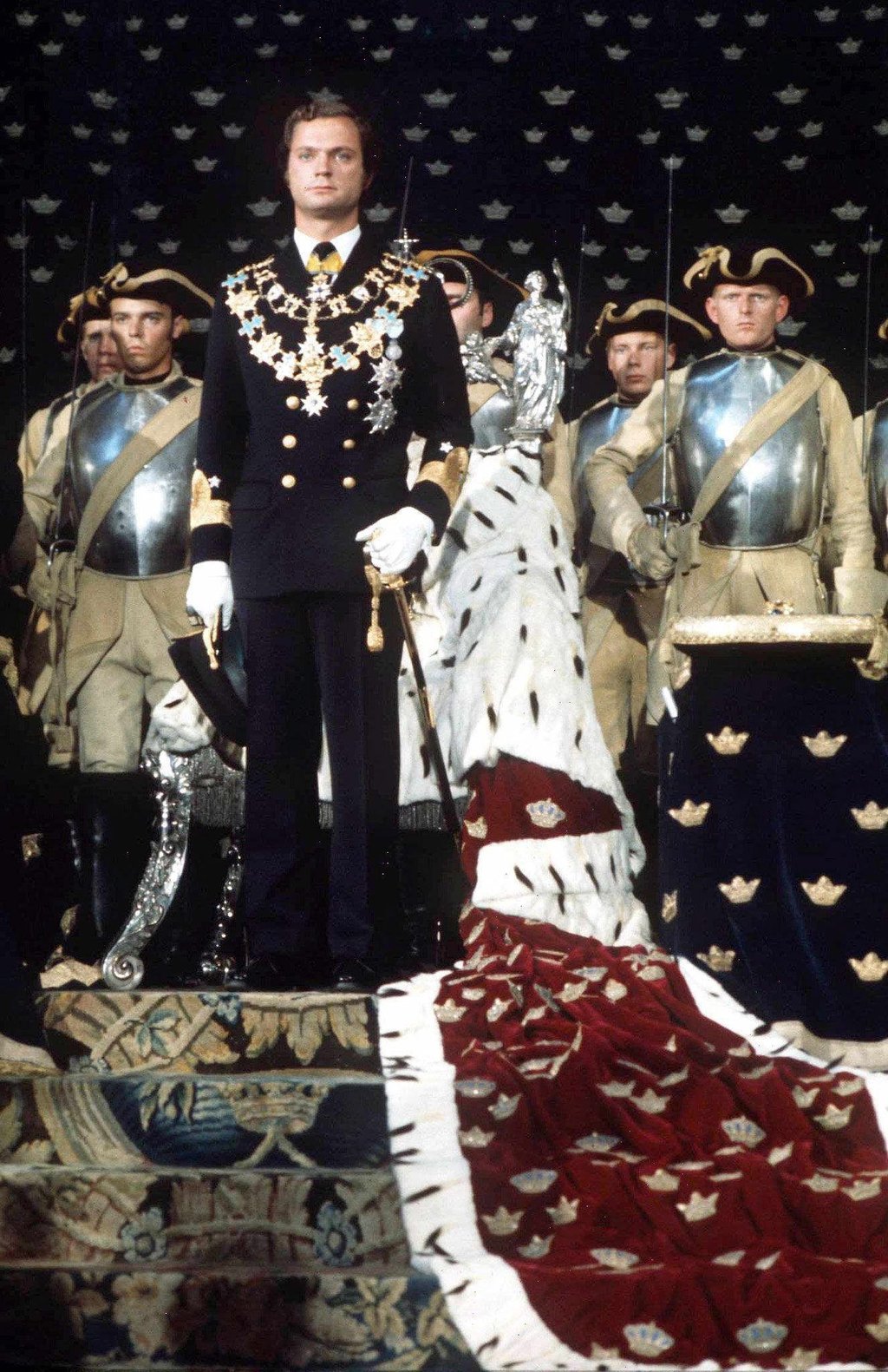 Schwedens König Carl XVI. Gustaf in voller Admiralsuniform, nachdem er den Thron von seinem Vater Gustav VI. übernommen hat.