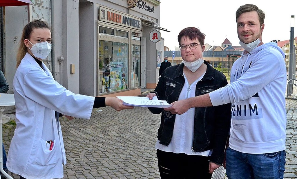 Annemarie Kretzschmar, Mitarbeiterin der Zerbster Raben-Apotheke überreicht Sabrina Schulz und Leon Machnow das Testergenis.